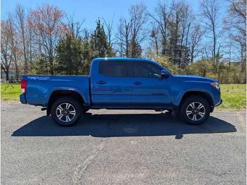 Used 2016 Toyota Tacoma TRD Sport w/ Towing Package image 4