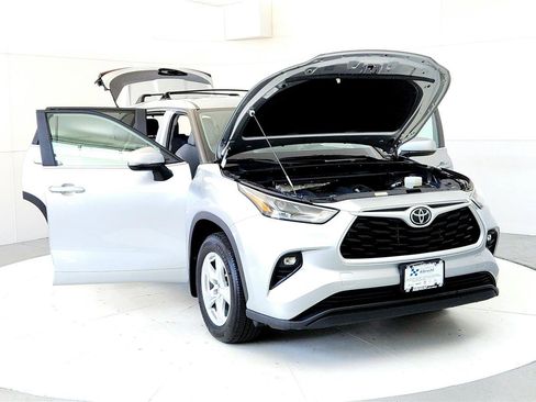 Used 2023 Toyota Highlander LE AWD/4WD image 9