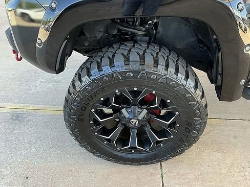 Used 2017 Toyota Tacoma SR5 w/ Tow Package RWD image 9