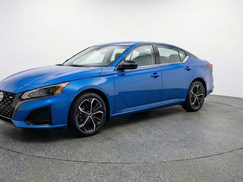 Used 2025 Nissan Altima 2.5 SR image 3