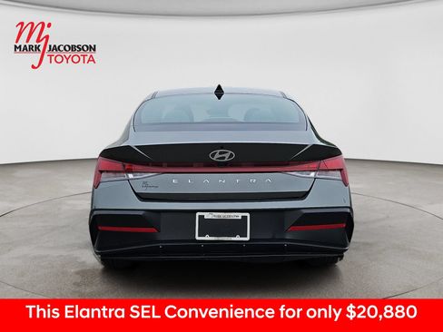 Used 2025 Hyundai Elantra SEL w/ Cargo Package FWD image 11
