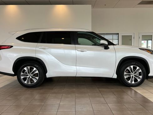 Certified 2023 Toyota Highlander XLE image 3