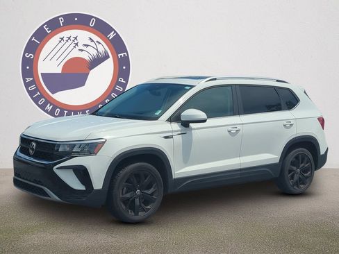 Used 2022 Volkswagen Taos SE FWD image 1