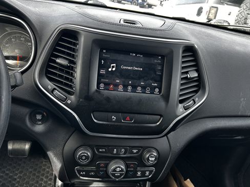 Used 2020 Jeep Cherokee Latitude Plus image 16