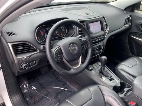 Used 2019 Jeep Cherokee Latitude Plus w/ Cold Weather Group AWD/4WD image 16