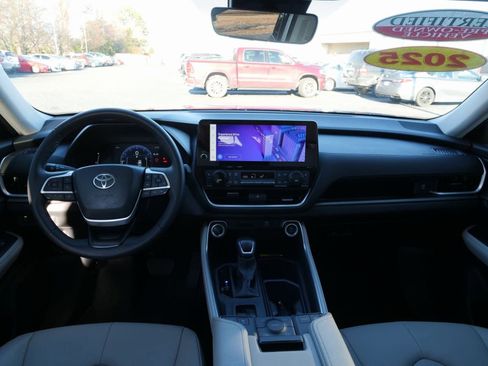Used 2025 Toyota Grand Highlander AWD image 21