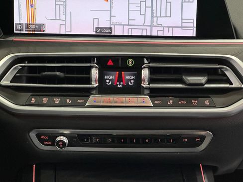 Used 2021 BMW X7 M50i image 17