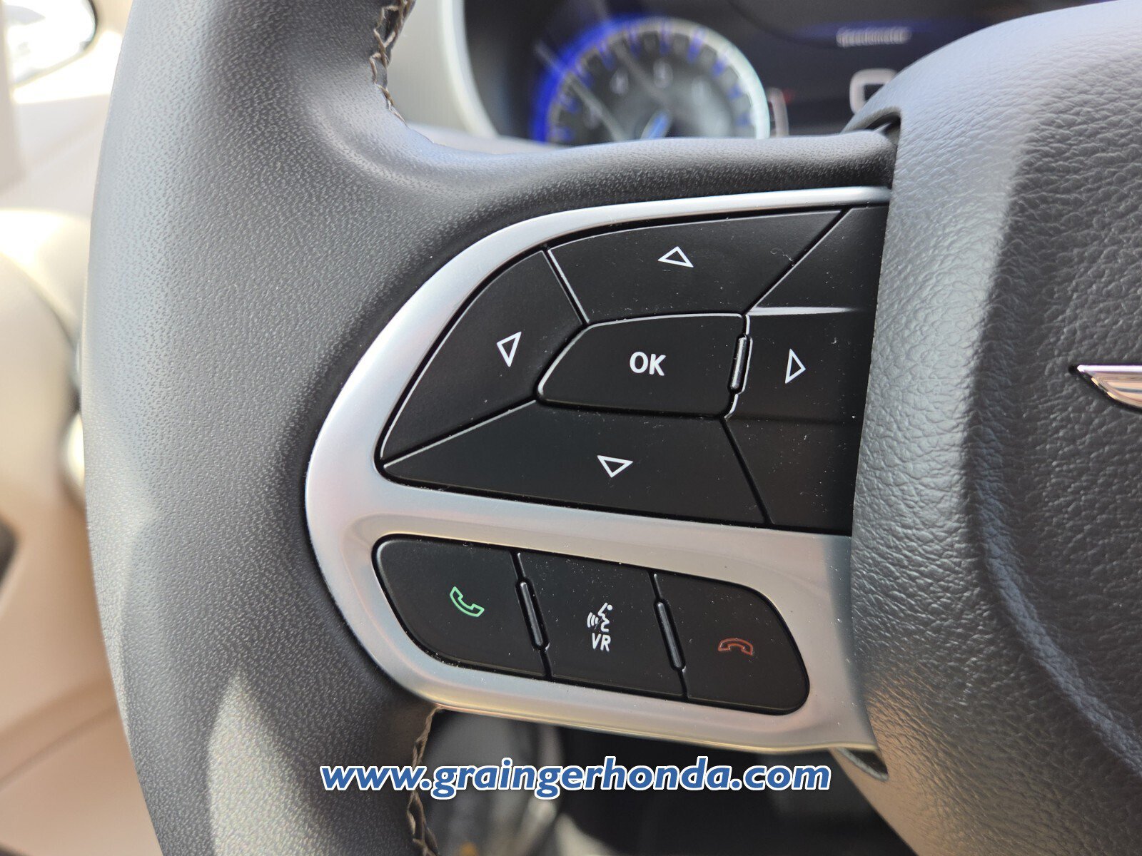 Used 2023 Chrysler Pacifica Touring-L FWD image 19