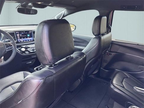 Used 2025 Chrysler Pacifica Select image 24