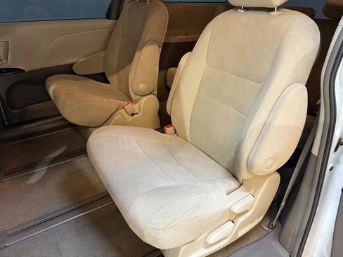 Used 2019 Toyota Sienna L image 14