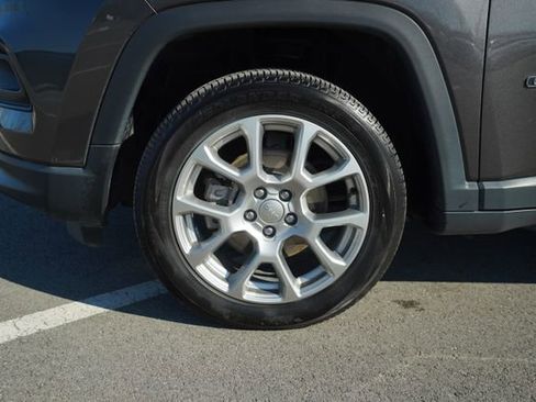 Used 2022 Jeep Compass Latitude image 10