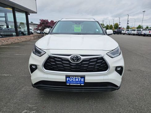Used 2021 Toyota Highlander XLE AWD/4WD image 3
