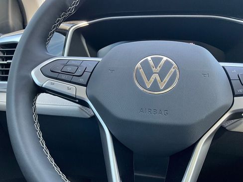 New 2025 Volkswagen Taos SE image 20