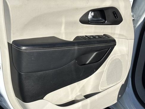 Used 2024 Chrysler Pacifica Limited FWD image 16