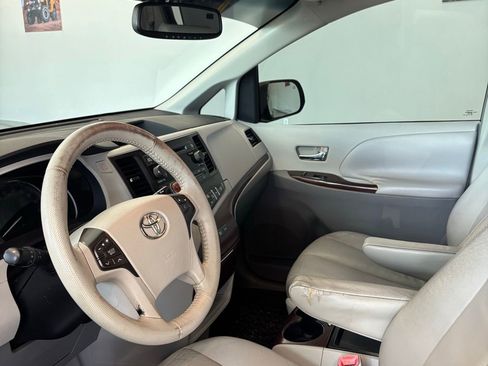 Used 2011 Toyota Sienna XLE image 3