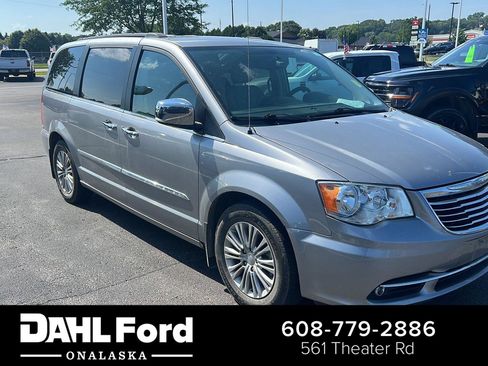 Used 2016 Chrysler Town & Country Touring-L w/ Driver Convenience Group FWD image 1