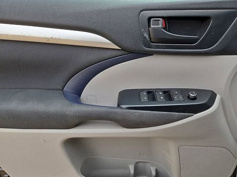 Used 2019 Toyota Highlander LE FWD image 19