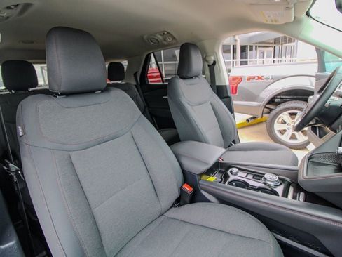 Used 2025 Ford Explorer Active AWD/4WD image 19