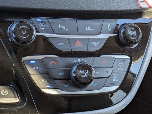 Used 2024 Chrysler Pacifica Touring-L image 24