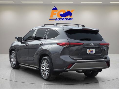 Used 2023 Toyota Highlander Platinum image 3