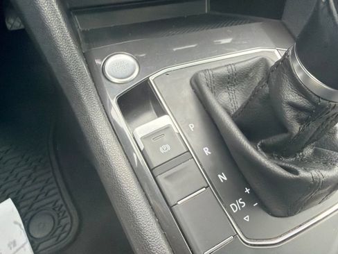 Used 2018 Volkswagen Tiguan SE w/ Panoramic Sunroof Package FWD image 19