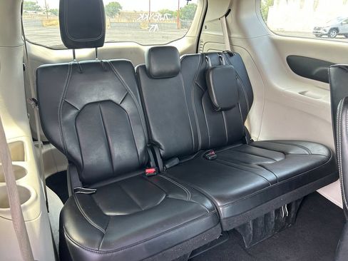 Used 2023 Chrysler Pacifica Touring-L FWD image 36