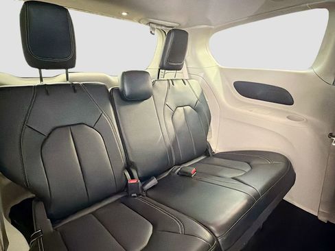 Used 2023 Chrysler Pacifica Touring-L image 28