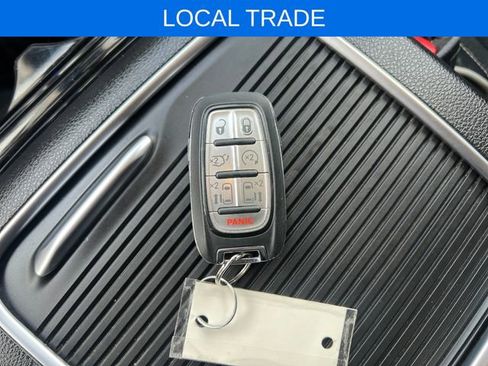 Used 2022 Chrysler Pacifica Limited w/ Uconnect Theater Family Group FWD image 37