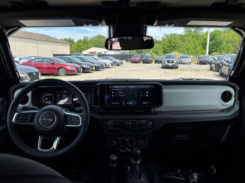 Used 2025 Jeep Wrangler Unlimited Sahara AWD/4WD image 34