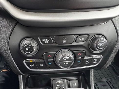 Used 2018 Jeep Cherokee Latitude Plus w/ Comfort/Convenience Group AWD/4WD image 28