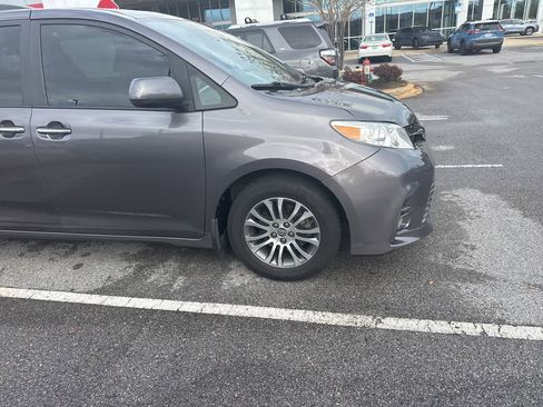 Used 2019 Toyota Sienna XLE w/ XLE Navigation Package image 4