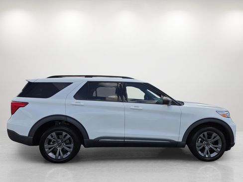 Used 2021 Ford Explorer XLT w/ Equipment Group 202A AWD/4WD image 4