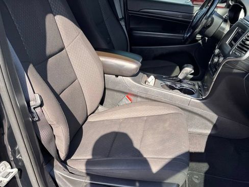 Used 2021 Jeep Grand Cherokee Laredo AWD/4WD image 13