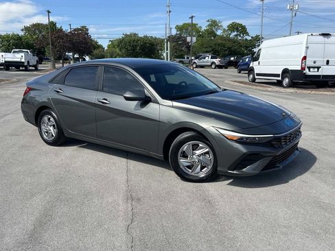 Used 2024 Hyundai Elantra SE FWD image 1
