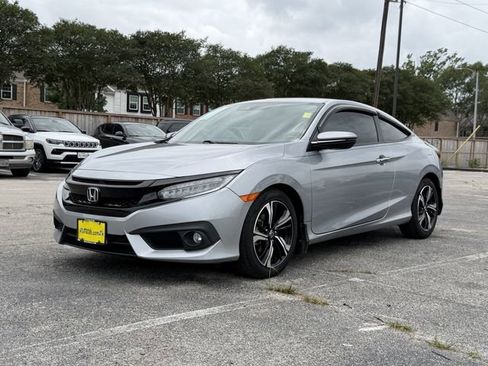 Used 2018 Honda Civic Touring image 4