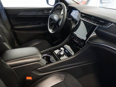 Used 2024 Jeep Grand Cherokee Altitude image 27