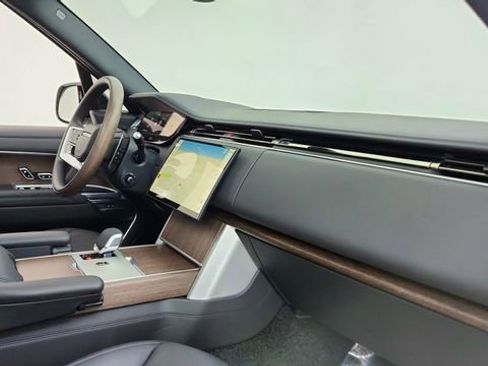 Used 2025 Land Rover Range Rover SE image 19