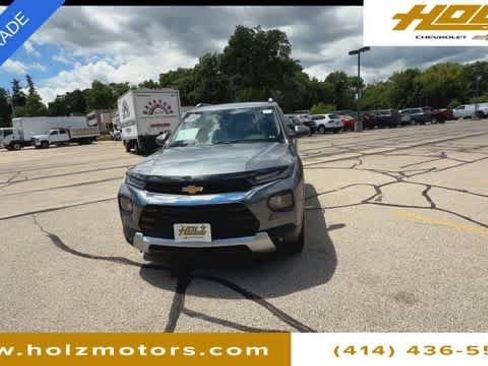 Used 2022 Chevrolet TrailBlazer LT w/ Convenience Package AWD/4WD image 3
