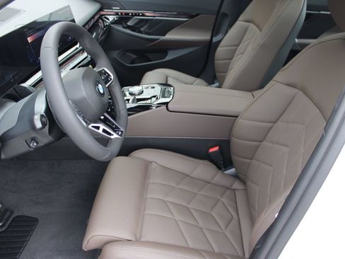 Used 2026 BMW 530i w/ M Sport Package RWD image 5