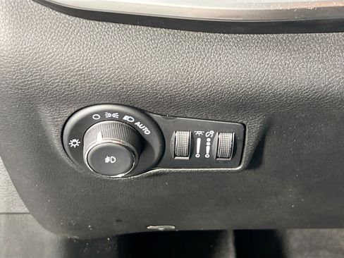 Used 2023 Jeep Compass Latitude w/ Sun and Sound Group AWD/4WD image 10