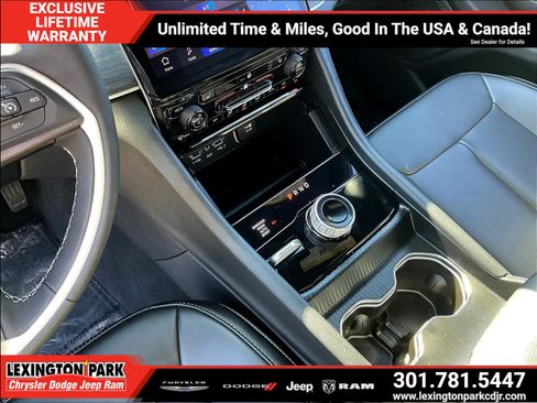 Used 2025 Jeep Grand Cherokee Limited AWD/4WD image 18