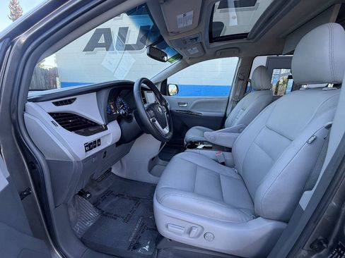 Used 2015 Toyota Sienna XLE Premium FWD image 8