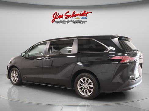 Used 2021 Toyota Sienna XLE FWD image 4