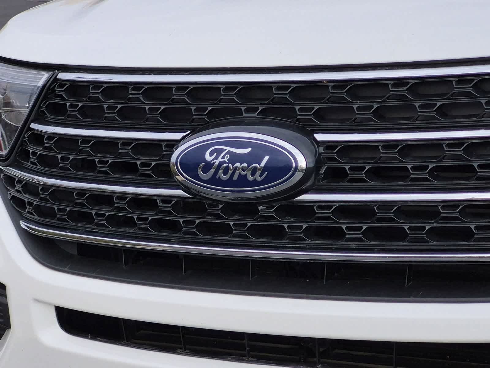 Used 2023 Ford Explorer XLT AWD/4WD image 12