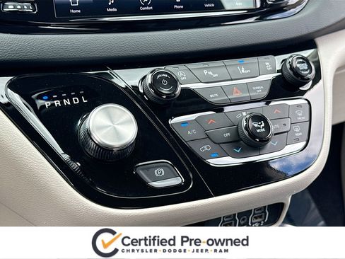 Used 2023 Chrysler Pacifica Touring-L FWD image 12