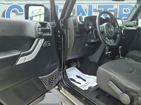 Used 2017 Jeep Wrangler Unlimited Rubicon w/ Connectivity Group AWD/4WD image 12