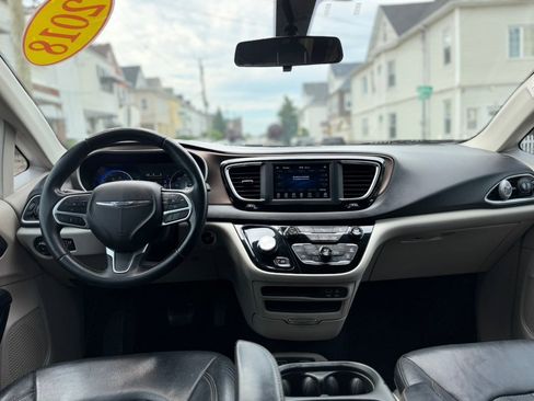 Used 2018 Chrysler Pacifica Touring-L FWD image 25