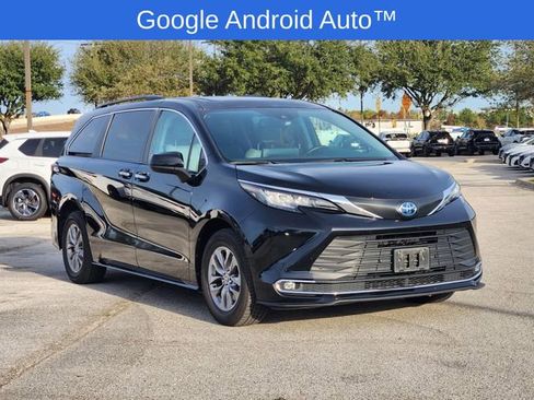 Used 2023 Toyota Sienna XLE image 2