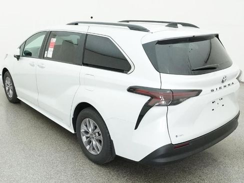 New 2026 Toyota Sienna XLE image 5