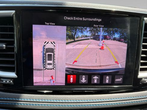 Used 2021 Chrysler Pacifica Touring-L w/ Uconnect Theater Family Group FWD image 16